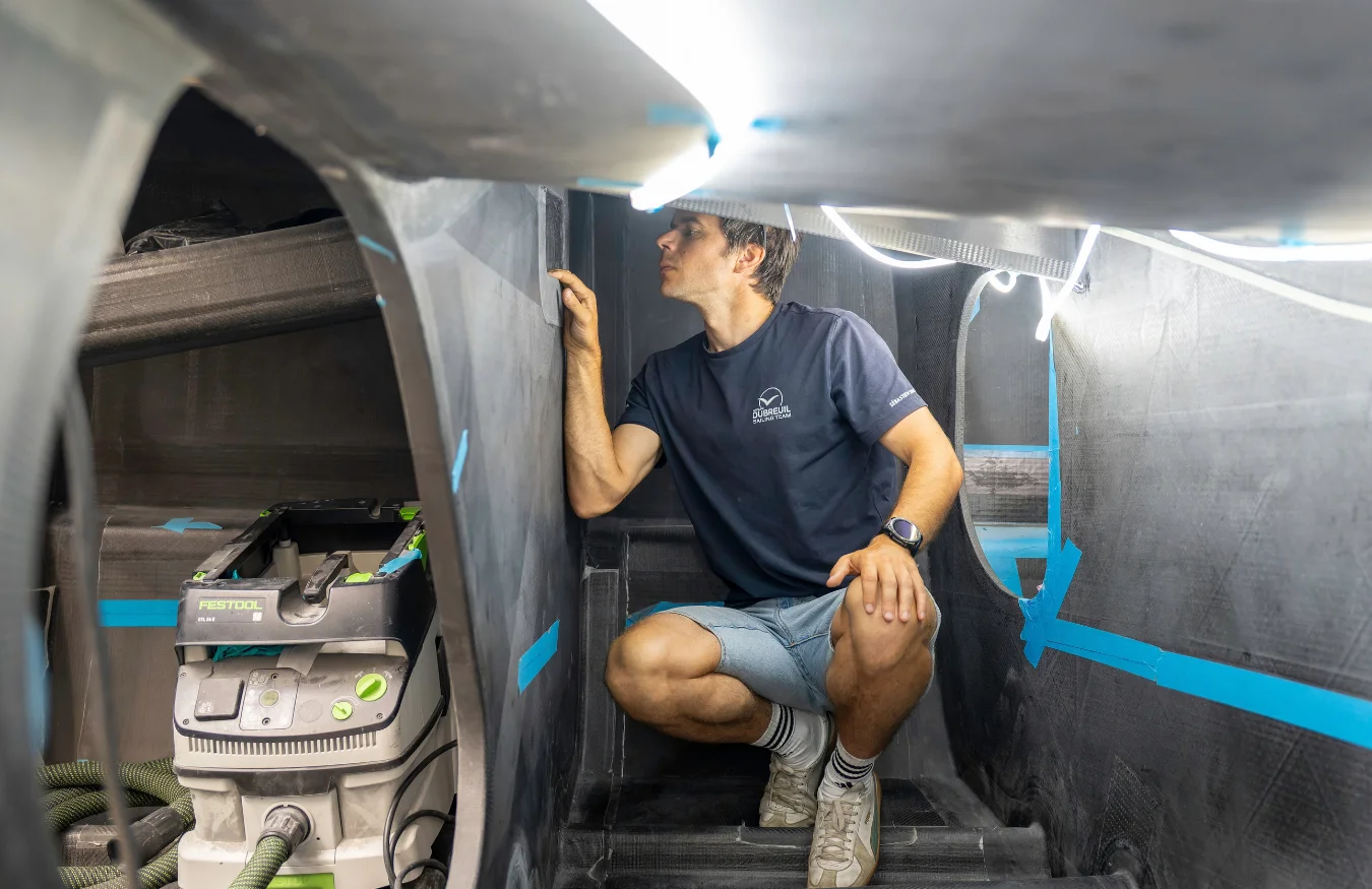 L'IMOCA Groupe Dubreuil 2 en construction avec une vue, depuis le pont, de l'intérieur du cockpit.