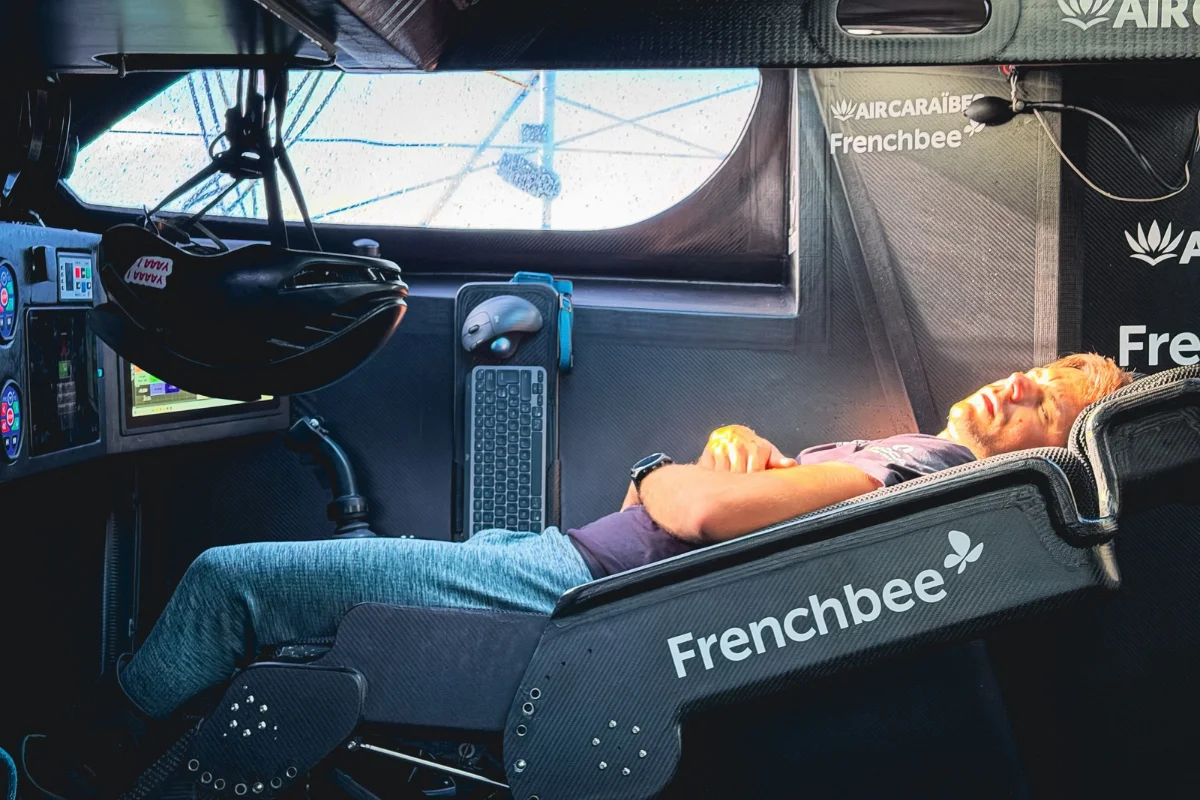 Sébastien Simon est à l'intérieur du cockpit de l'IMOCA Groupe Dubreuil 2, et se repose dans son siège de veille.