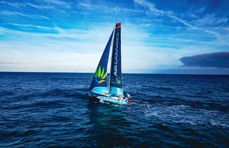 L'IMOCA Groupe Dubreuil 2 navigue sur la mer