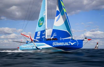 Vue aérienne de l'IMOCA en train de naviguer