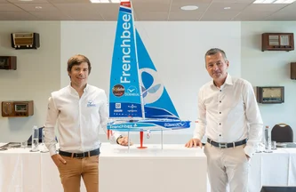 Sébastien Simon (à gauche) et Paul-Henri Dubreuil (à droite) posent de part et d'autres de la marquette de l'IMOCA Groupe Dubreuil 2